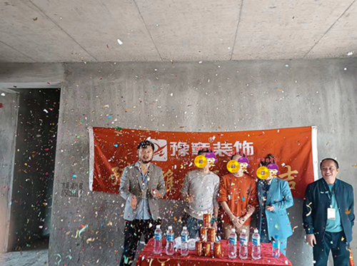 恭祝翠湖賀女士愛家開工大吉！！