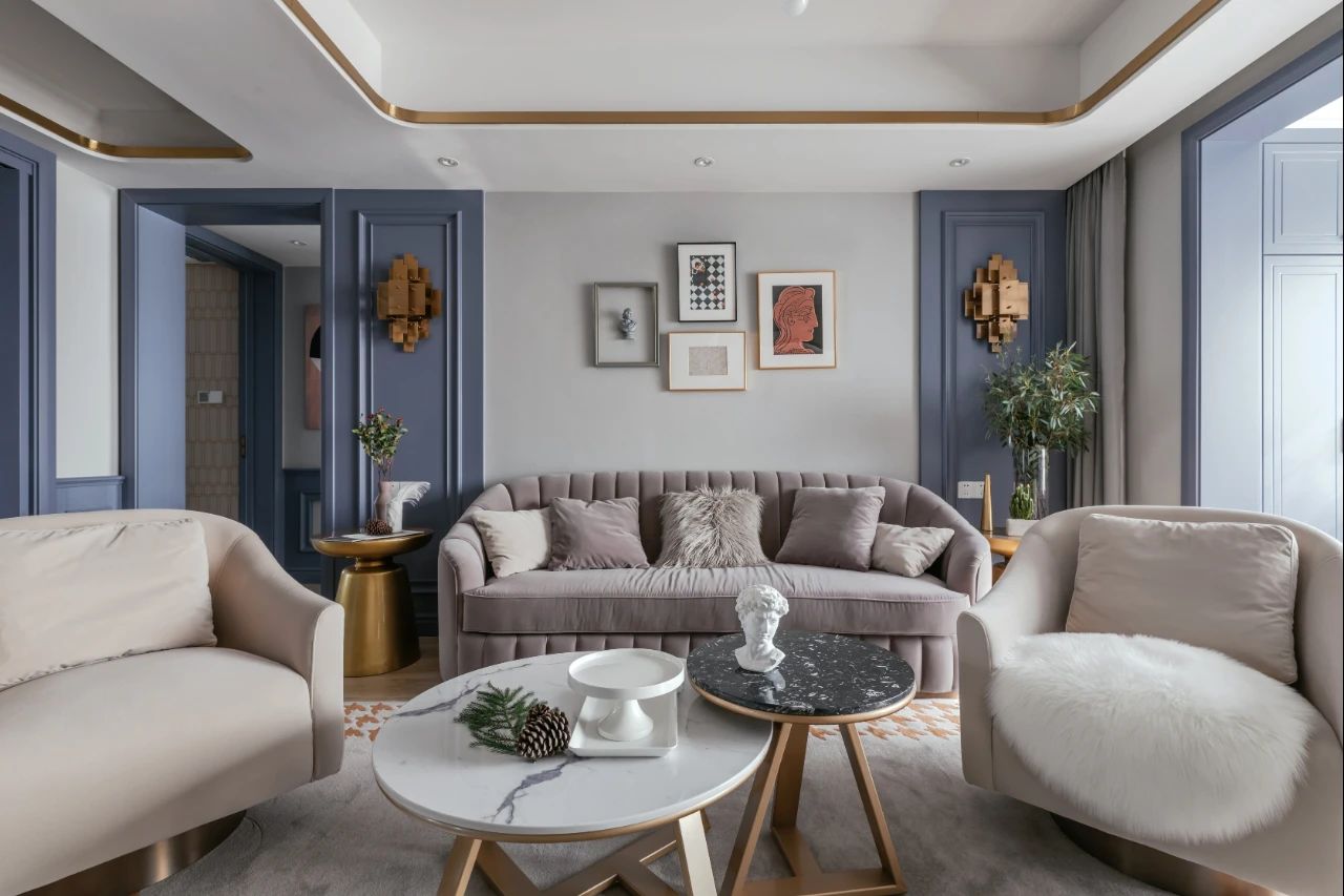 132㎡美式輕奢，墻面藍(lán)色造型，吊頂金屬線框，營造出溫情華麗