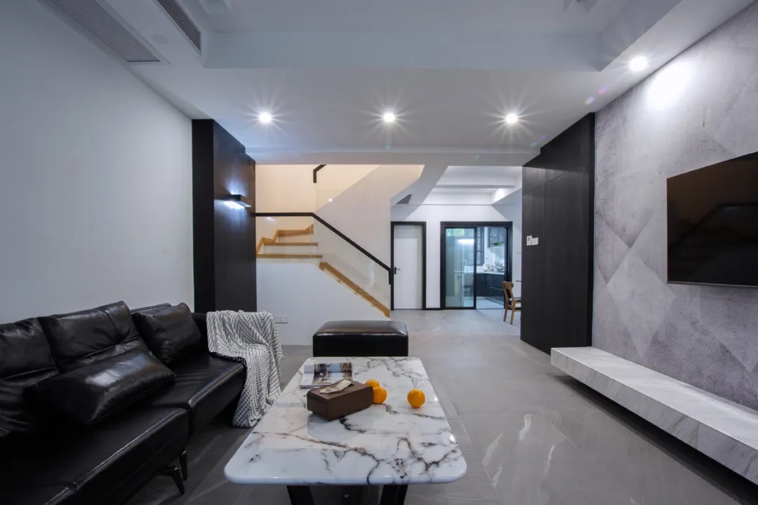 180㎡現(xiàn)代風小別墅，黑色皮沙發(fā)布置，簡約的空間，瞬間顯高級