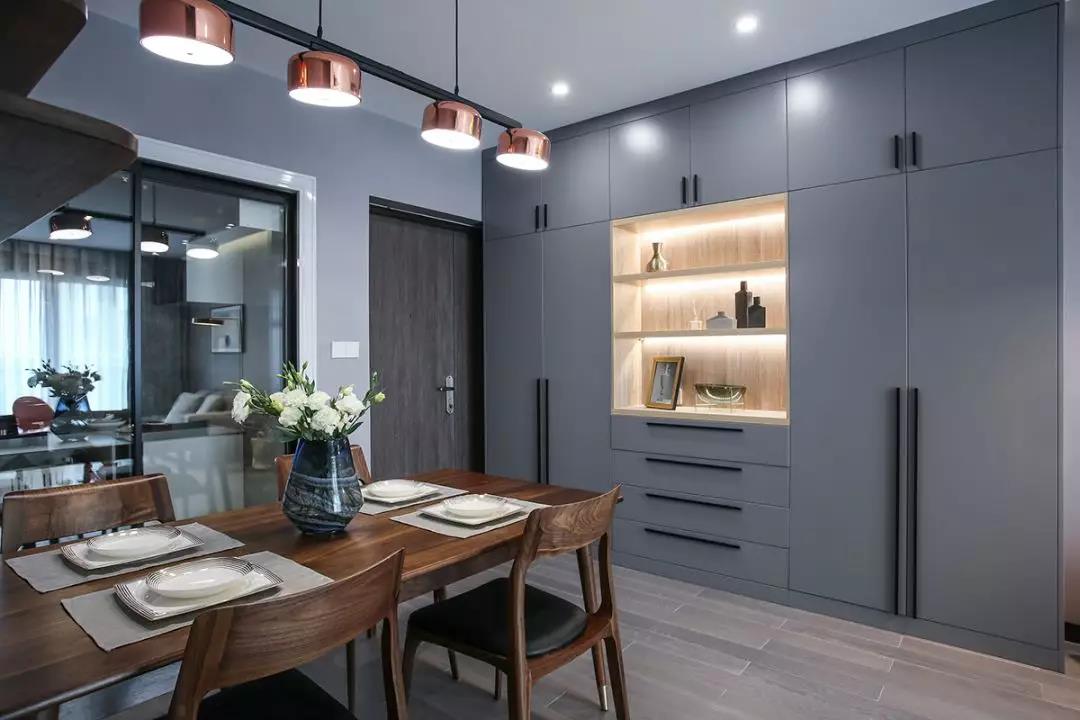 102平的現(xiàn)代風三房，時尚的灰色調(diào)，帶來別致輕奢感